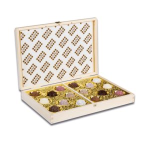 16er Holzkiste Innenleben mit original Kulmbacher Pralinen und Trüffel der Esther Confiserie